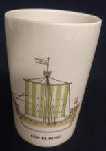 Lade das Bild in den Galerie-Viewer, GETRÄNKEBECHER &quot;Segelschiffe&quot; - Porzellan, Jahr 1350 Aufschrift Elbing Segelschiff Motiv Dekor (BC)
