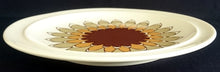 Lade das Bild in den Galerie-Viewer, KUCHEN- SERVIERTELLER - Porzellan, Geometrisches Abstraktes Wellen Zeichen Motiv Dekor (BC)
