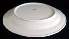 Lade das Bild in den Galerie-Viewer, KUCHEN- SERVIERTELLER - Porzellan, Geometrisches Abstraktes Wellen Zeichen Motiv Dekor (BC)
