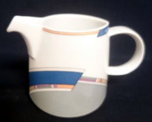 Lade das Bild in den Galerie-Viewer, MILCHKÄNNCHEN &quot;York Cubic&quot; - Porzellan, Abstrakt Geometrisches Balken Rechteck Geschwungene Streifen Motiv Dekor
