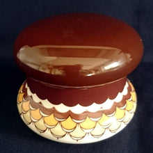 Lade das Bild in den Galerie-Viewer, 3er Set MILCHKÄNNCHEN &amp; ZUCKERDOSE MIT DECKEL - Porzellan, Geometrisches Abstraktes Wellen Zeichen Motiv Dekor

