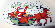 Lade das Bild in den Galerie-Viewer, 2er Set DESSERTTELLER - Porzellan, Weihnachtsmann Schlitten Rentier Schneeflocken Baum Bäume Motiv Dekor
