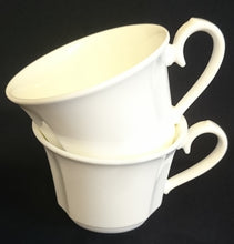 Lade das Bild in den Galerie-Viewer, 2er Set KAFFEETASSEN - Porzellan, Moderne Gastronomische Gewölbte Relief Form Motiv Dekor
