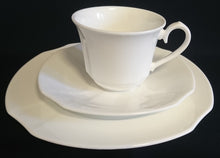 Lade das Bild in den Galerie-Viewer, 2er Set 3er KAFFEEGEDECKE - Porzellan, Moderne Gastronomische Gewölbte Relief Form Motiv Dekor
