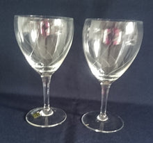 Lade das Bild in den Galerie-Viewer, 2er Set WEIN GETRÄNKEGLÄSER - Kristallglas, Geschliffenes Linien Wellen Motiv Dekor
