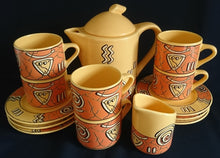 Lade das Bild in den Galerie-Viewer, 3er Set KAFFEEKANNE MIT DECKEL &amp; MILCHKÄNNCHEN &quot;Pasiega&quot; - Keramik / Steingut, Abstrakt Geometrische Zeichen Spirale Linien Motiv Dekor
