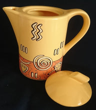 Lade das Bild in den Galerie-Viewer, 3er Set KAFFEEKANNE MIT DECKEL &amp; MILCHKÄNNCHEN &quot;Pasiega&quot; - Keramik / Steingut, Abstrakt Geometrische Zeichen Spirale Linien Motiv Dekor

