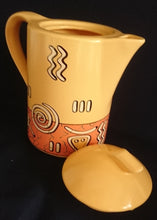 Lade das Bild in den Galerie-Viewer, 3er Set KAFFEEKANNE MIT DECKEL &amp; MILCHKÄNNCHEN &quot;Pasiega&quot; - Keramik / Steingut, Abstrakt Geometrische Zeichen Spirale Linien Motiv Dekor

