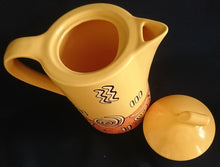 Lade das Bild in den Galerie-Viewer, 3er Set KAFFEEKANNE MIT DECKEL &amp; MILCHKÄNNCHEN &quot;Pasiega&quot; - Keramik / Steingut, Abstrakt Geometrische Zeichen Spirale Linien Motiv Dekor
