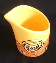 Lade das Bild in den Galerie-Viewer, 3er Set KAFFEEKANNE MIT DECKEL &amp; MILCHKÄNNCHEN &quot;Pasiega&quot; - Keramik / Steingut, Abstrakt Geometrische Zeichen Spirale Linien Motiv Dekor
