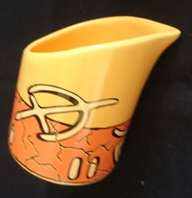 Lade das Bild in den Galerie-Viewer, 3er Set KAFFEEKANNE MIT DECKEL &amp; MILCHKÄNNCHEN &quot;Pasiega&quot; - Keramik / Steingut, Abstrakt Geometrische Zeichen Spirale Linien Motiv Dekor
