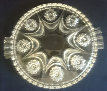 Lade das Bild in den Galerie-Viewer, TORTENPLATTE - Hartglas, Abstraktes Geometrisches Stern Relief Rand Motiv Dekor
