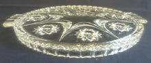 Lade das Bild in den Galerie-Viewer, TORTENPLATTE - Hartglas, Abstraktes Geometrisches Stern Relief Rand Motiv Dekor
