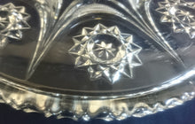 Lade das Bild in den Galerie-Viewer, TORTENPLATTE - Hartglas, Abstraktes Geometrisches Stern Relief Rand Motiv Dekor
