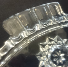 Lade das Bild in den Galerie-Viewer, TORTENPLATTE - Hartglas, Abstraktes Geometrisches Stern Relief Rand Motiv Dekor
