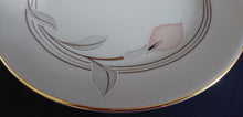 Lade das Bild in den Galerie-Viewer, DESSERTTELLER - Porzellan, Goldrand Flora Blumenblüte Relief Motiv Dekor

