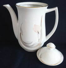 Lade das Bild in den Galerie-Viewer, 5er Set KAFFEEKANNE MIT DECKEL &amp; MILCHKÄNNCHEN &amp; ZUCKERDOSE UND DECKEL - Porzellan, Goldrand Flora Blumenblüte Relief Motiv Dekor
