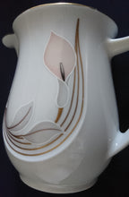 Lade das Bild in den Galerie-Viewer, 5er Set KAFFEEKANNE MIT DECKEL &amp; MILCHKÄNNCHEN &amp; ZUCKERDOSE UND DECKEL - Porzellan, Goldrand Flora Blumenblüte Relief Motiv Dekor
