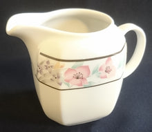 Lade das Bild in den Galerie-Viewer, 3er Set MILCHKÄNNCHEN &amp; ZUCKERDOSE MIT DECKEL - Porzellan, Streifen Linien Flora Blumenblüten Motiv Dekor

