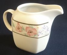 Lade das Bild in den Galerie-Viewer, 3er Set MILCHKÄNNCHEN &amp; ZUCKERDOSE MIT DECKEL - Porzellan, Streifen Linien Flora Blumenblüten Motiv Dekor
