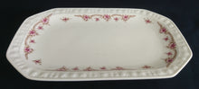 Lade das Bild in den Galerie-Viewer, KUCHENPLATTE - Porzellan, Flora Blumenblüten Pflanzen Relief Motiv Dekor
