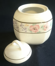 Lade das Bild in den Galerie-Viewer, 3er Set MILCHKÄNNCHEN &amp; ZUCKERDOSE MIT DECKEL - Porzellan, Streifen Linien Flora Blumenblüten Motiv Dekor
