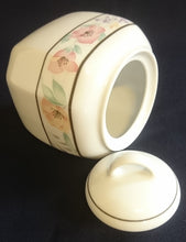 Lade das Bild in den Galerie-Viewer, 3er Set MILCHKÄNNCHEN &amp; ZUCKERDOSE MIT DECKEL - Porzellan, Streifen Linien Flora Blumenblüten Motiv Dekor
