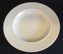 Lade das Bild in den Galerie-Viewer, SUPPENTELLER - Porzellan, Einfärbig Gastronomisch Innenrand Relief Motiv Dekor
