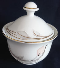 Lade das Bild in den Galerie-Viewer, 5er Set KAFFEEKANNE MIT DECKEL &amp; MILCHKÄNNCHEN &amp; ZUCKERDOSE UND DECKEL - Porzellan, Goldrand Flora Blumenblüte Relief Motiv Dekor
