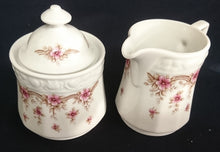Lade das Bild in den Galerie-Viewer, 5er Set KAFFEEKANNE MIT DECKEL &amp; MILCHKÄNNCHEN &amp; ZUCKERDOSE + DECKEL - Porzellan, Streifen Linien Flora Blumenblüten Motiv Dekor
