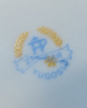 Lade das Bild in den Galerie-Viewer, 5er Set MOCCA KAFFEEKANNE MIT DECKEL / MILCHKÄNNCHEN / ZUCKERDOSE MIT DECKEL - Porzellan, Perlmutt Goldrand Rokoko Tanzpaar Motiv Dekor
