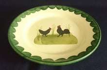Lade das Bild in den Galerie-Viewer, DESSERTTELLER &quot;Hahn &amp; Henne&quot; - Keramik / Steingut, Hahn Henne Wiese Flora Gras Motiv Dekor, Handbemalt / Hand painted
