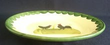 Lade das Bild in den Galerie-Viewer, DESSERTTELLER &quot;Hahn &amp; Henne&quot; - Keramik / Steingut, Hahn Henne Wiese Flora Gras Motiv Dekor, Handbemalt / Hand painted
