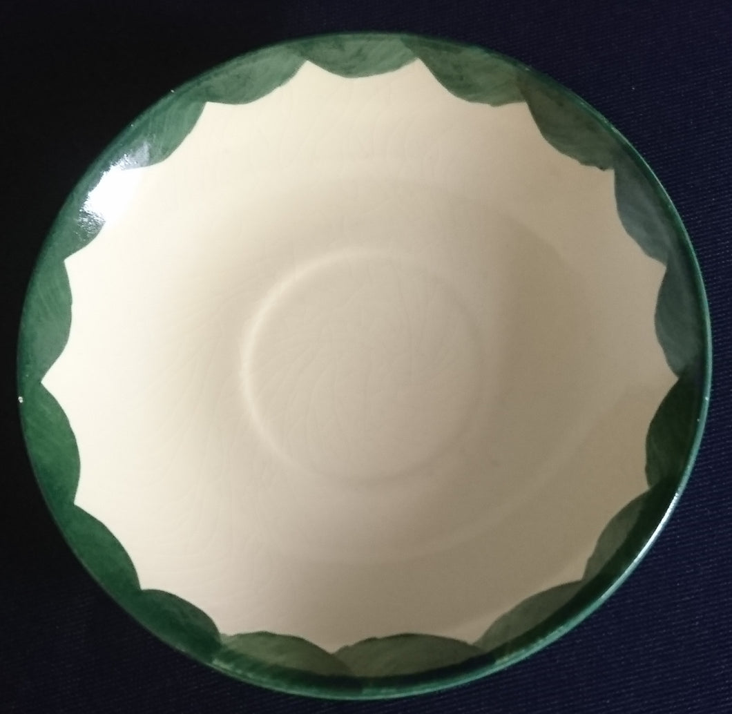 UNTERTASSE - Keramik / Steingut, Breiter Wöllbungen Dekorrand Motiv, Hand bemalt / Hand painted