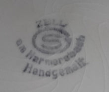Lade das Bild in den Galerie-Viewer, UNTERTASSE - Keramik / Steingut, Breiter Wöllbungen Dekorrand Motiv, Hand bemalt / Hand painted
