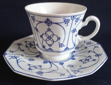 Lade das Bild in den Galerie-Viewer, 2er Set UNTERTASSE - Porzellan, Indisch Blau Strohblume Motiv Dekor

