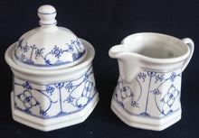 Lade das Bild in den Galerie-Viewer, MILCHKÄNNCHEN - Porzellan, Indisch Blau Strohblume Motiv Dekor
