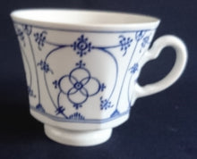 Lade das Bild in den Galerie-Viewer, 2er Set KAFFEETASSEN - Porzellan, Indisch Blau Strohblume Motiv Dekor
