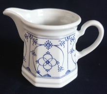 Lade das Bild in den Galerie-Viewer, MILCHKÄNNCHEN - Porzellan, Indisch Blau Strohblume Motiv Dekor
