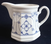 Lade das Bild in den Galerie-Viewer, MILCHKÄNNCHEN - Porzellan, Indisch Blau Strohblume Motiv Dekor
