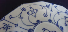 Lade das Bild in den Galerie-Viewer, 2er Set UNTERTASSE - Porzellan, Indisch Blau Strohblume Motiv Dekor
