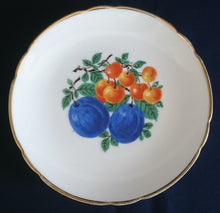 Lade das Bild in den Galerie-Viewer, DESSERT SAMMELTELLER - Porzellan, Goldrand Obst Pflaumen Beeren Motiv Dekor
