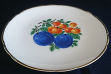 Lade das Bild in den Galerie-Viewer, 2er Set DESSERT SAMMELTELLER - Porzellan, Goldrand Obst Pflaumen Beeren Motiv Dekor
