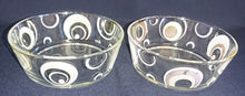 Lade das Bild in den Galerie-Viewer, 2er Set DESSERTSCHALEN - Hartglas, Kreis Punkt Wirbel Dekor
