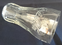 Lade das Bild in den Galerie-Viewer, GROßES GETRÄNKEGLAS COCA COLA - Hartglas, Schriftzug Coca Cola Relief Dekor
