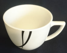 Lade das Bild in den Galerie-Viewer, 2er Set KAFFEETASSEN &quot;Oslo&quot; - Porzellan, Schwarze Streifen Linien Dekor
