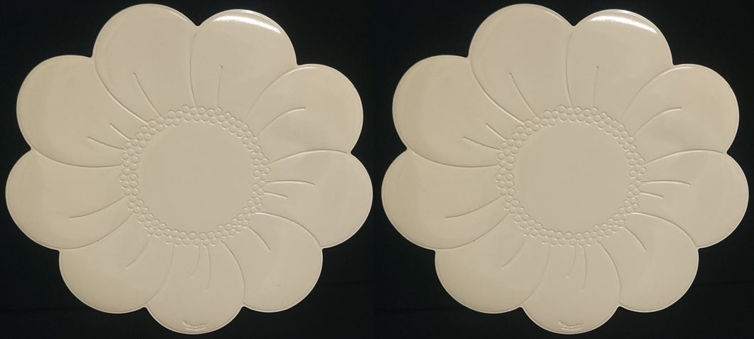 2er Set GROßE CREMEFARBENDE PLATZDECKCHEN, Kunststoff / Plastik, Blumenblüten Form Motiv Einkerbungen Dekor (G)