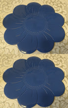 Lade das Bild in den Galerie-Viewer, GROßES DUNKELBLAUES PLATZDECKCHEN, Kunststoff / Plastik, Blumenblüten Form Motiv Einkerbungen Dekor (G)
