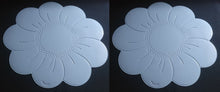 Lade das Bild in den Galerie-Viewer, GROßES HELLBLAUES PLATZDECKCHEN, Kunststoff / Plastik, Blumenblüten Form Motiv Einkerbungen Dekor (G)

