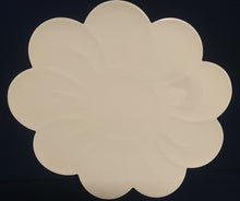 Lade das Bild in den Galerie-Viewer, 2er Set GROßE CREMEFARBENDE PLATZDECKCHEN, Kunststoff / Plastik, Blumenblüten Form Motiv Einkerbungen Dekor (G)
